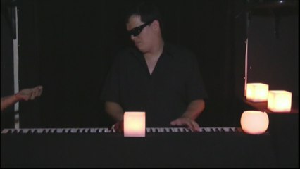 Teatro y cena a oscuras en Argentina para dar rienda suelta a la imaginación