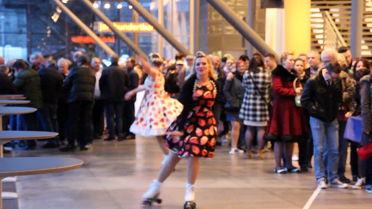 'Rock 'n' Roll anne Raupe' Entertainment im Wartebereich by Showskating