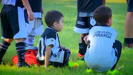 Garotinho com HABILIDADE INCRÍVEL com a BOLA!!!