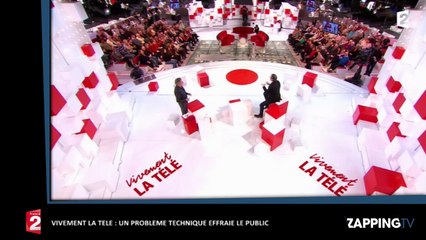 Descargar video: Jean-Luc Reichmann évite la chute, problèmes techniques sur le plateau de Vivement la télé (Vidéo)