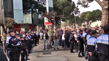 VIDEO/ Protestuesit e PD shënjestrojnë Ramën, por patatja godet tjetër person