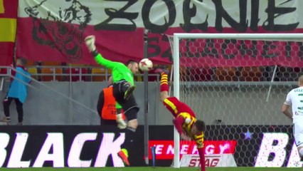 Slask's Keeper Pawełek Gets A Red Card For Knocking Out A Jagiellonia's Player!