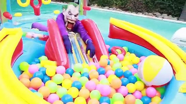 Spiderman Congelado Elsa Frozen Anna y SpiderGirl vs Joker y el Veneno de la Diversión Superhéroe En Real de li