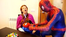 Spiderman w/ Princesa Anna Embarazada y Spiderbaby en la Vida Real pies Congelados Elsa Besar a la Rana