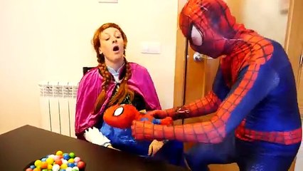 Spiderman w/ Princesa Anna Embarazada y Spiderbaby en la Vida Real pies Congelados Elsa Besar a la Rana