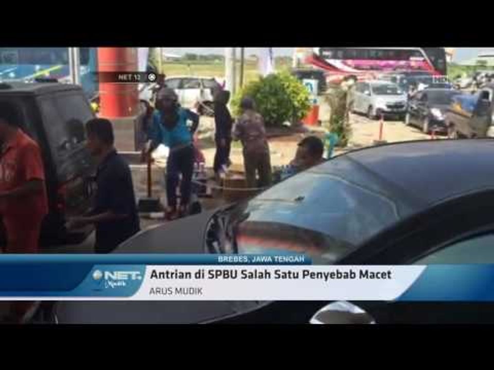 Antrian SPBU Sepanjang Jalur Pantura Brebes Menyebabkan Macet - NET12 04 Juli 2016