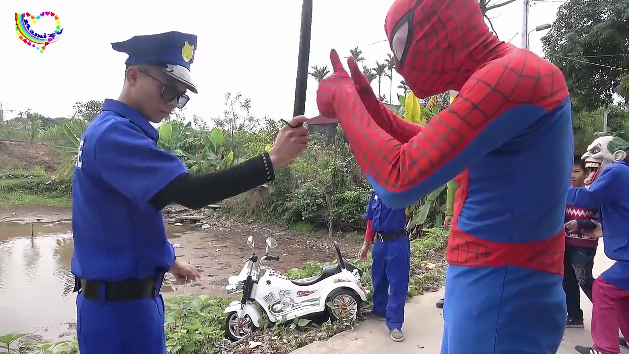 Человек-паук, Джокер, заткнись замороженные Эльза полиции! Ребенок Супергерл Малефисента Человек-Паук Веселый Суп