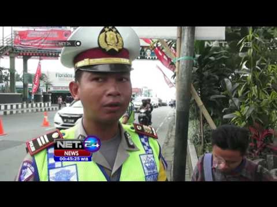 Padat Merayap, Polwan Bagikan Minum dan Permen...