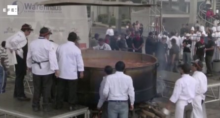 Una joven quiteña lleva el tradicional locro, al libro de Récord Guinness