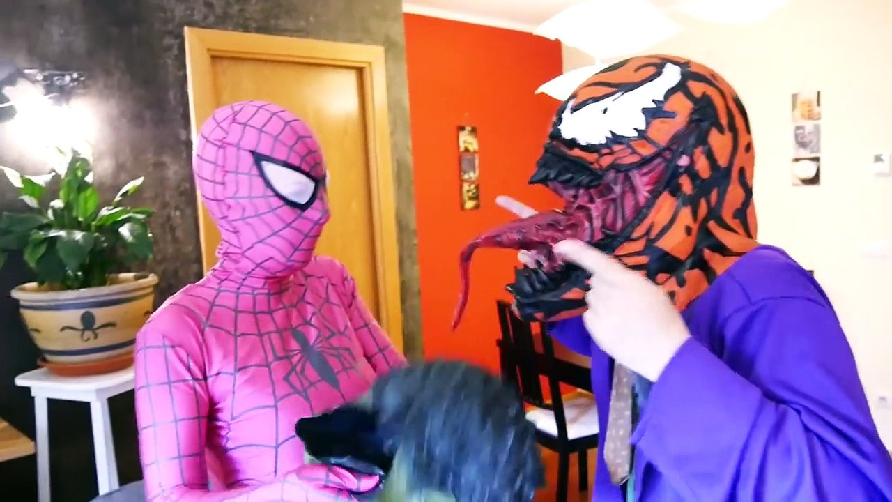 Большой гигантские ноги против замороженные Эльза! Вт/ розовый Человек-паук, Человек-Паук супергерой в реальной жизни Пранк М