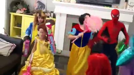 #Frozen Elsa y Elsa bebé vs Payaso! w Spiderman, Bromista chica, mala niña de spiderman 3