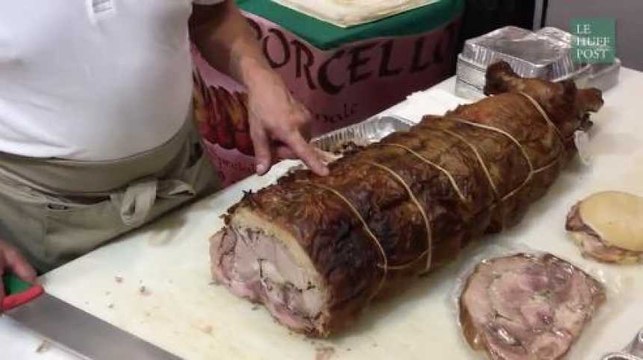 Un artisan italien présente la porchetta , une spécialité italienne à base de cochon