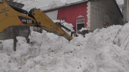 Bir Aile, Çatıdaki Kar Kütlesinin Düşmesiyle Evlerinde Mahsur Kaldı