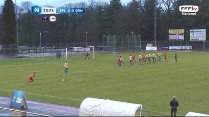Coup franc dans les bras du gardien