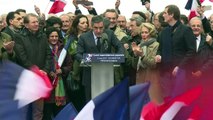 Avec ses partisans au Trocadéro, Fillon maintient sa candidature