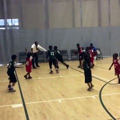 Un entraineur de basket bâche son joueur qui allait se tromper de panier !
