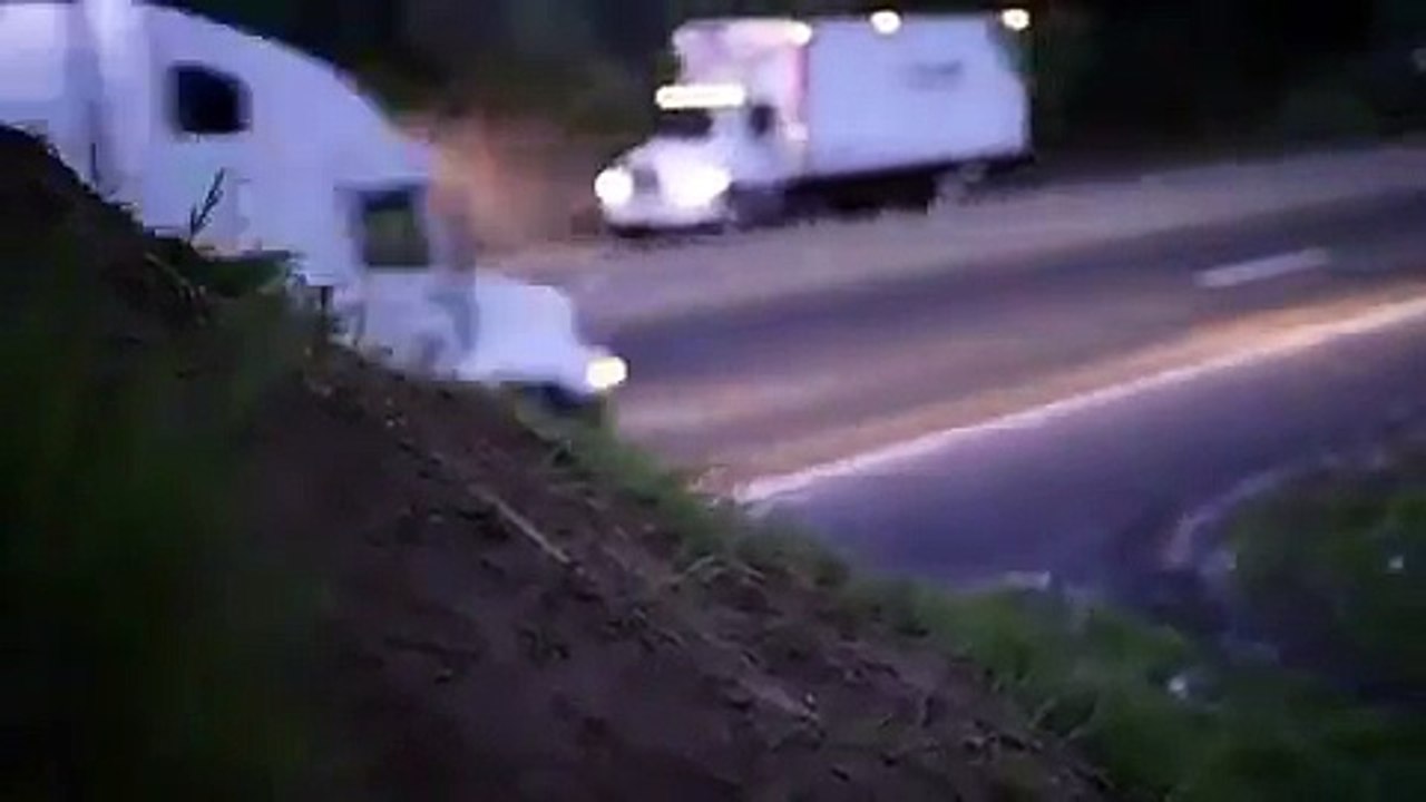 Un pilote de motocross prend de gros risques en sautant par-dessus une autoroute ouverte à la circulation