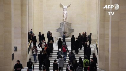 Des militants font couler une "rivière de pétrole" au Louvre