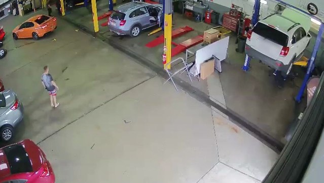 Un homme entre dans un garage et vole une voiture tranquillement