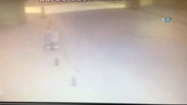 Büyükçekmece'de PTT Şubesinde Silahlı Soygun... Soyguncunun Gelişi Güvenlik Kamerasına Böyle Yansıdı