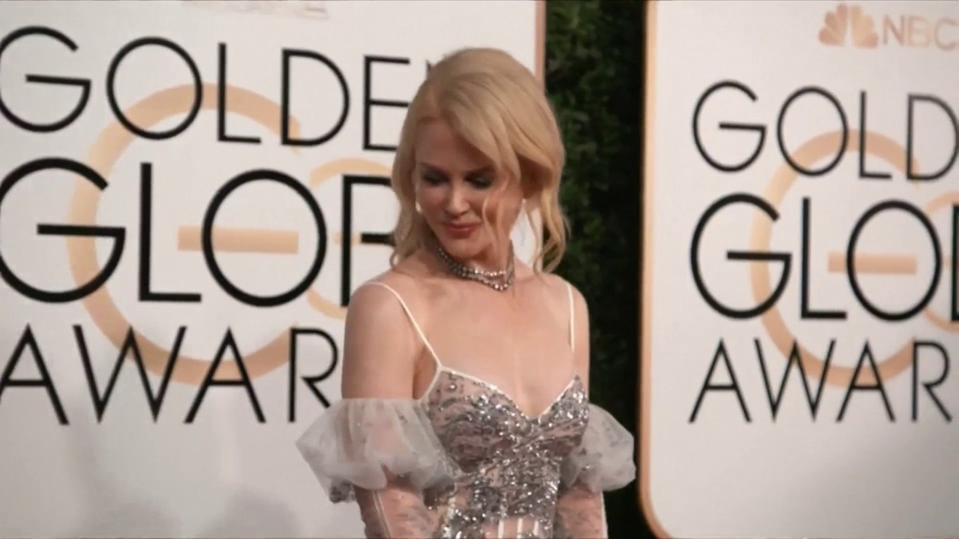 ⁣Celebrities prepare to show off their high fashion on Oscars' red carpet