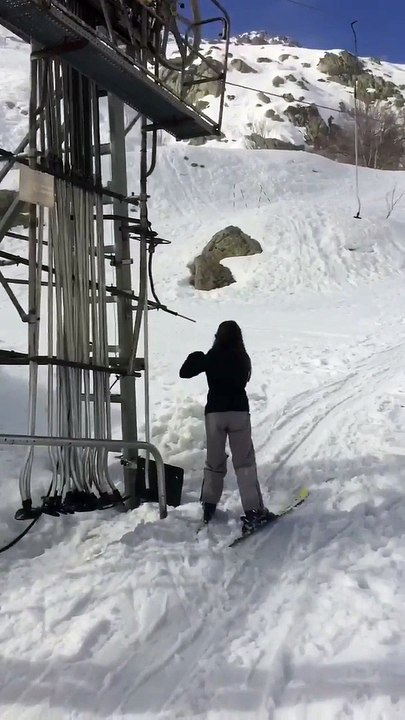 Le cauchemar du tire-fesses au ski... La pauvre