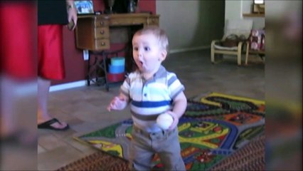 Ce gamin devient fou des qu'il entend le téléphone sonner