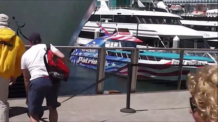 Ce bateau arrive trop vite au port et se crash sur le ponton. Catastrophe évité de peu