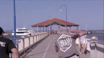 Il tombe sur son pote en tentant un saut avec lui... Fail bien drole