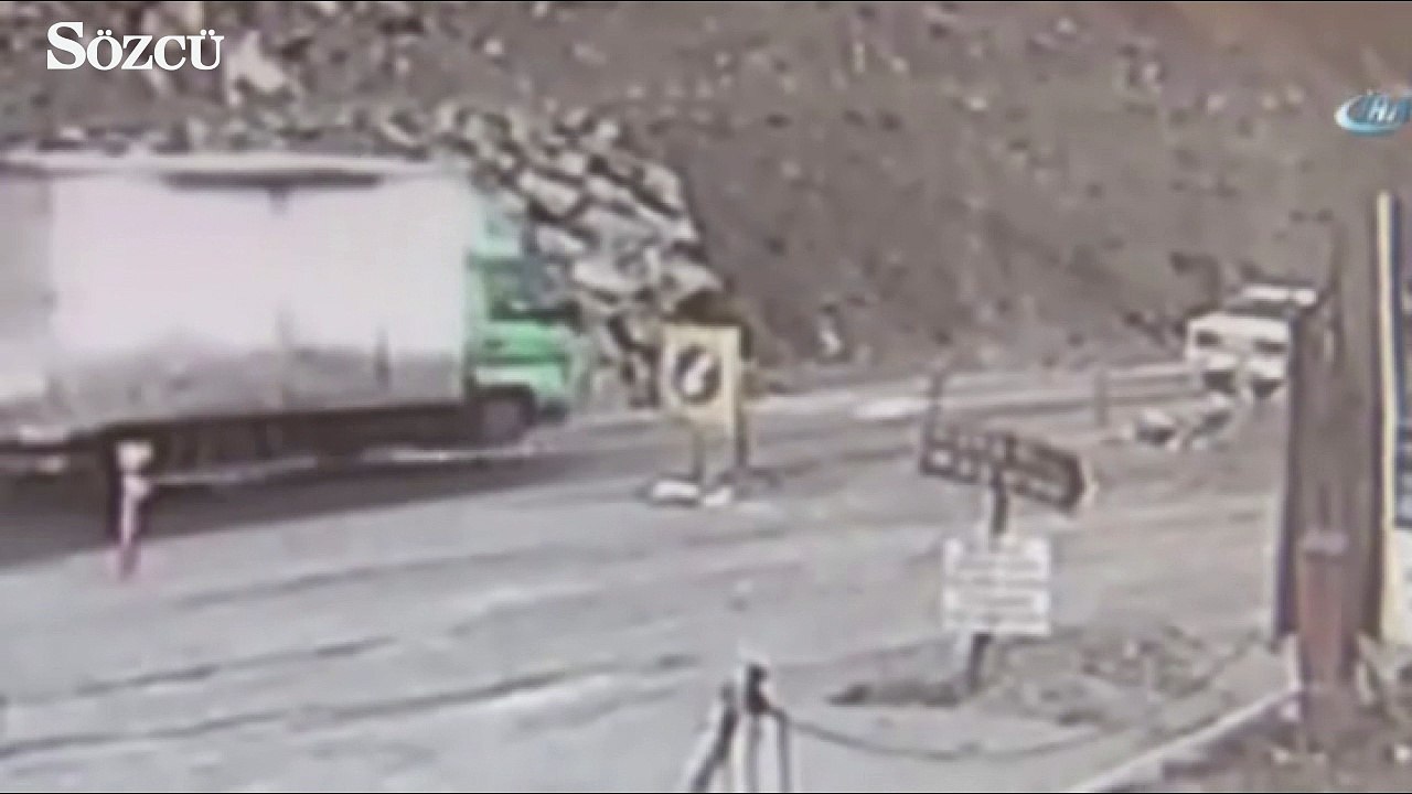 Kamyon otomobilin üzerine devrildi