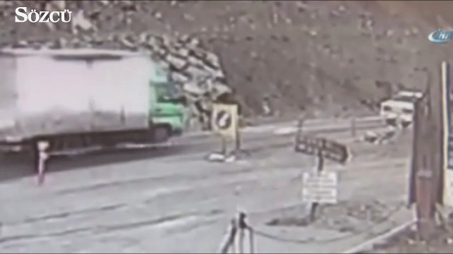 Kamyon otomobilin üzerine devrildi