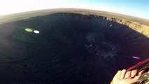 Paragliding au dessus d'un cratère de météorite