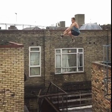Un saut de parkour près de la chute !