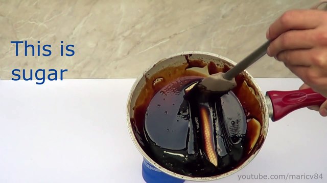 Il fait bouillir du Coca Cola et du Coca Cola zéro, regardez le résultat de son expérience !