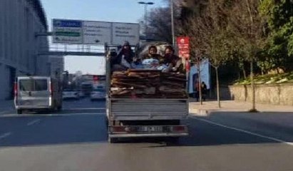 Kamyonet kasasında tehlikeli yolculuk kamerada