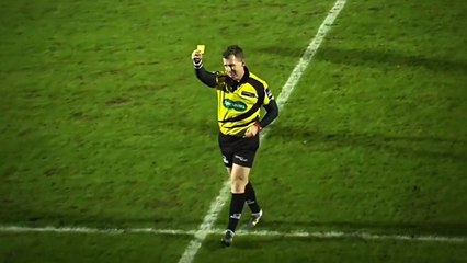 Rugby carton jaune pour un ramasseur de balle!