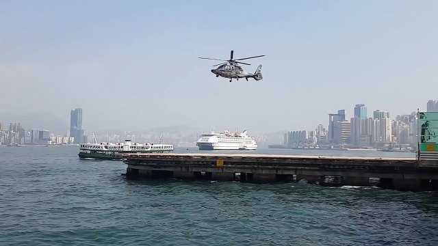 Un hélicoptère décolle sans faire bouger ses pales