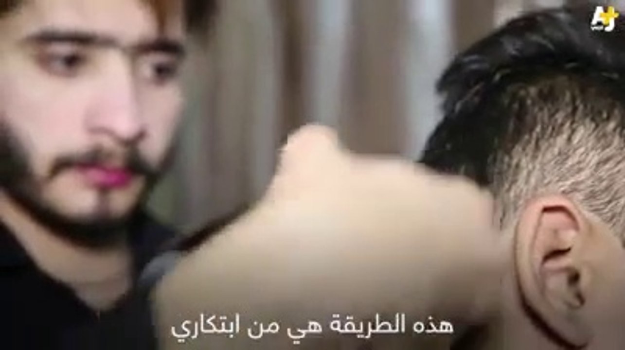 Ce coiffeur enflamme les cheveux de ses clients. Incroyable !