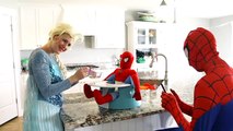 Spiderman y Congelado Elsa vs Joker Secuestrar Hoverboard Broma Divertida Película de Superhéroes En la Real Lif
