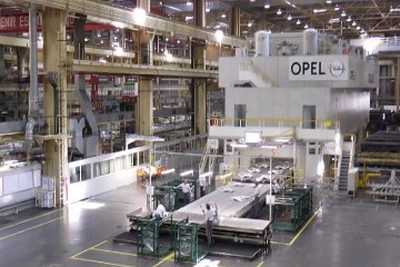 Presidente de PSA tranquiliza a los trabajadores de Opel