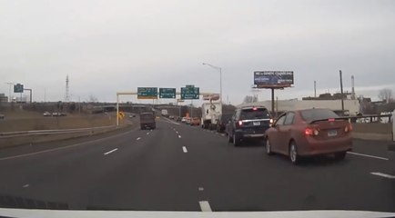 Un automobiliste se fait punir en se rabattant au dernier moment dans les bouchons .