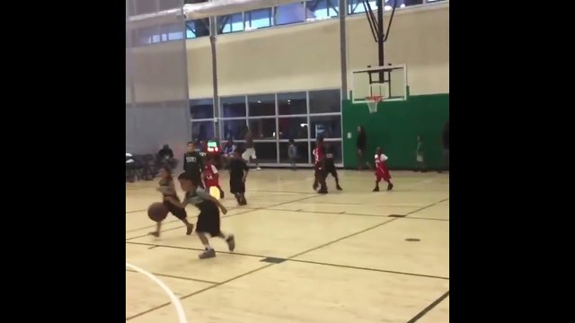 L'entraineur contre cet enfant qui allait marquer contre son camp