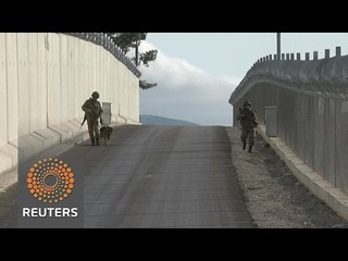 Turkey clamps down Syria border as IS battle looms