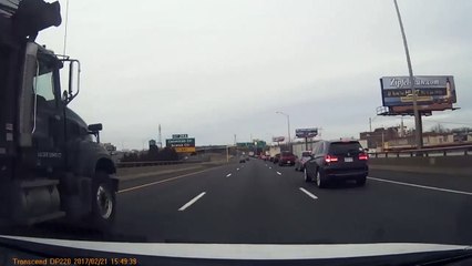 Un automobiliste se fait punir en se rabattant au dernier moment dans les bouchons