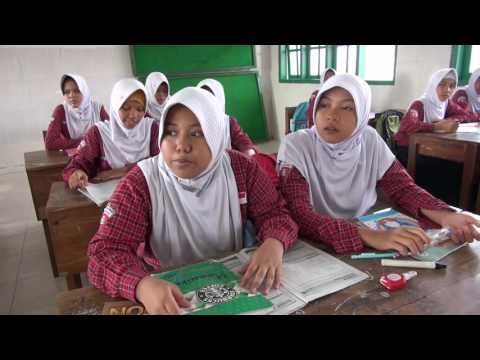 Divonis Bersalah Karena Mencubit Siswa, Samhudi Tetap Mengajar - NET12