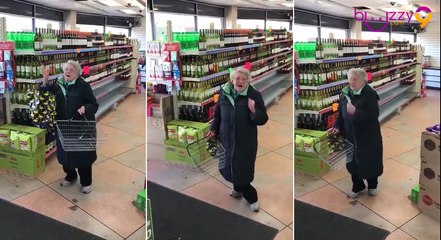 Une vieille femme s'éclate au supermarché !