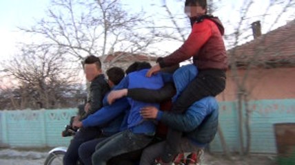 Motosiklete 8 Kişi Binen Gençler Ölüme Davetiye Çıkardı