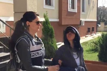 Pişkinliğin Böylesi! Hırsızlık Şüphelisi Kameraları Görünce Dil Çıkardı