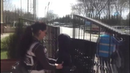 Hırsızlık Suçundan Adliyeye Sevk Edilen Kadın Gazetecilere Dil Çıkarttı