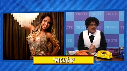 Mulher Melão leva trote de Santos do Programa do Ratinho
